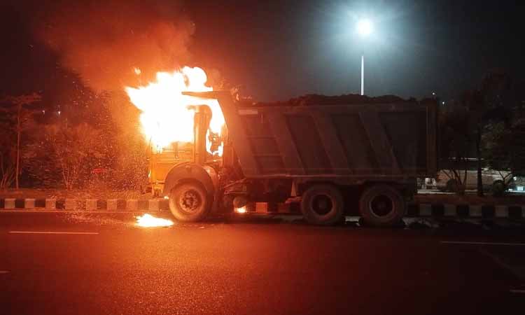 রাজধানীর ৩০০ ফিটে ট্রাকে আগুন