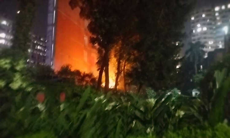 ঢাকা বিশ্ববিদ্যালয়ের বিজয় একাত্তর হলের দোকানে আগুন