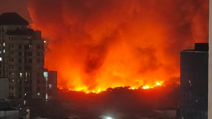 কড়াইল বস্তিতে আগুন, নিয়ন্ত্রণে ৭ ইউনিট