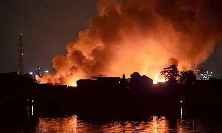 পানি সংকটে আগুন নেভাতে বেগ পেতে হচ্ছে, পুলিশ মোতায়েন