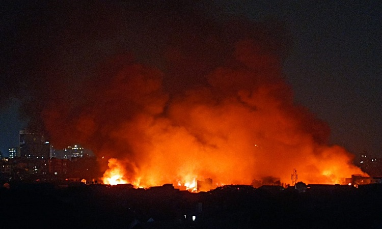 ৩ ঘণ্টার বেশি সময় ধরে জ্বলছে কড়াইল বস্তি