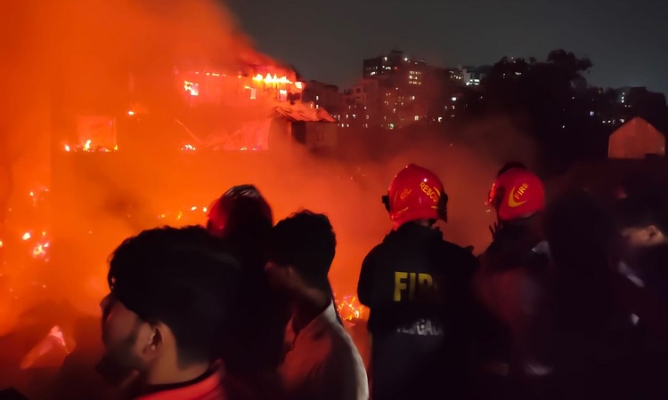 ভয়াবহ আকার নিয়েছে কড়াইল বস্তির আগুন, কাজ করছে ১৯ ইউনিট