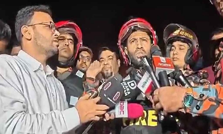 জ্বলছে কড়াইল বস্তি, দ্রুত সময়ের মধ্যে আগুন নিয়ন্ত্রণের আশা