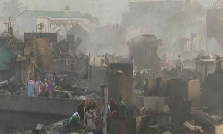 সকালের আলোয় দৃশ্যমান হলো কড়াইল বস্তির ক্ষত