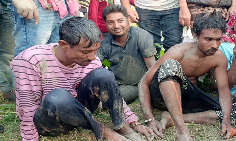 কৃষকের ছদ্মবেশে আন্তঃজেলা দুই ডাকাতকে আটক করলো পুলিশ
