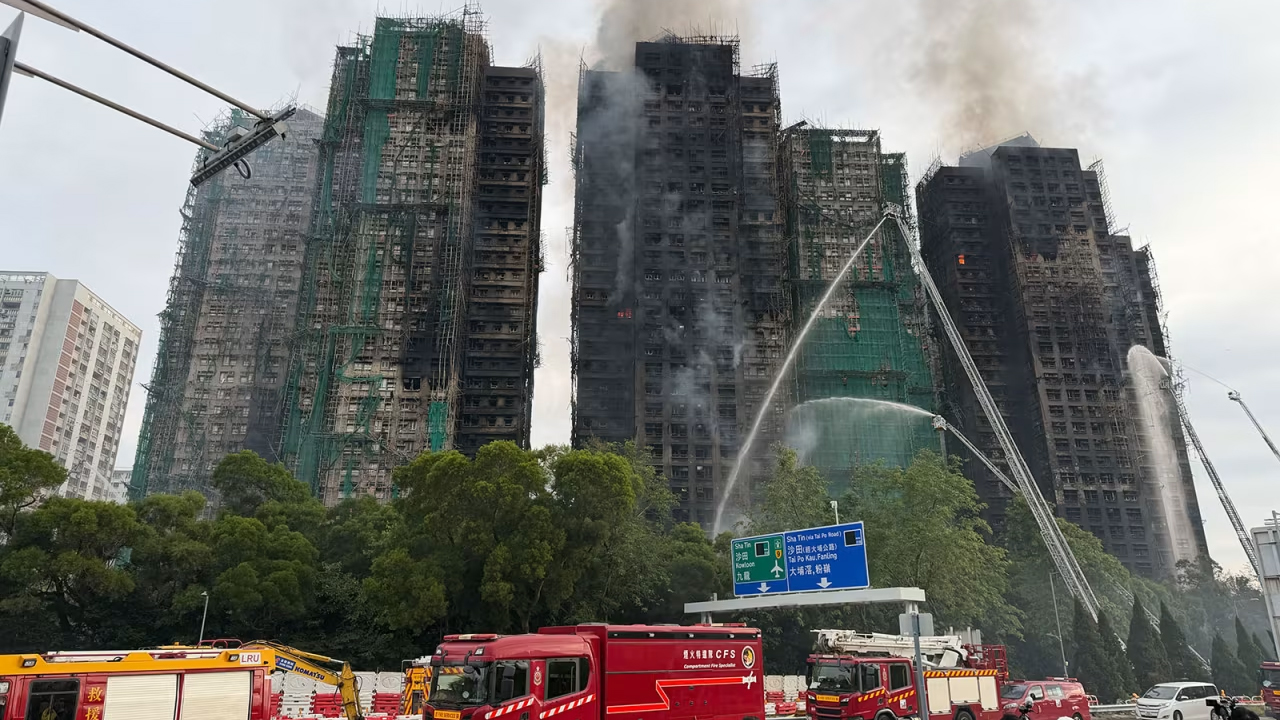 হংকংয়ে বহুতল ভবনে আগুন, নিহত ৪৪