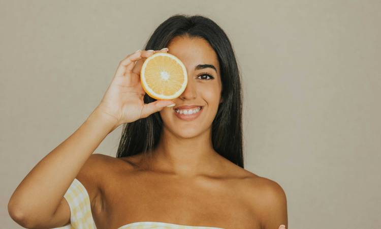 শীতে ত্বকের উজ্জ্বলতা ফেরাবে কমলালেবুর খোসার ফেসপ্যাক