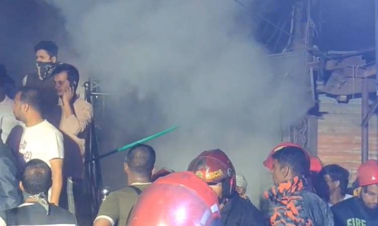 হেমায়েতপুরে আগুনে পুড়ল কয়েকটি কাপড়ের দোকান