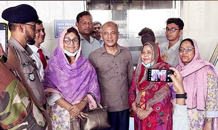 খালেদা জিয়ার খোঁজ নিতে এভারকেয়ারে স্বরাষ্ট্র উপদেষ্টা