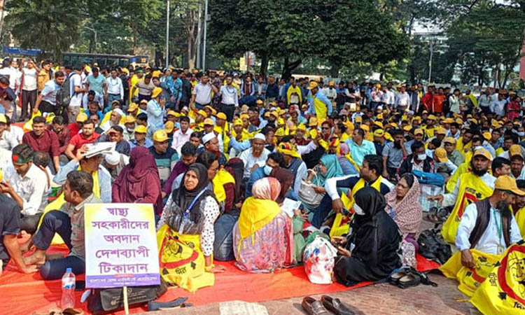 কর্মবিরতিতে স্বাস্থ্য সহকারীরা, ১৫ হাজার কেন্দ্রের টিকাদান বন্ধ