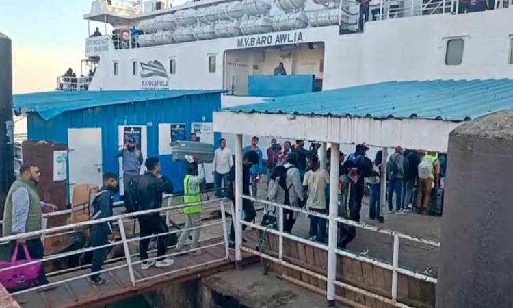 ১২শ পর্যটক নিয়ে সেন্টমার্টিনের উদ্দেশ্যে ছাড়ল ৩ জাহাজ