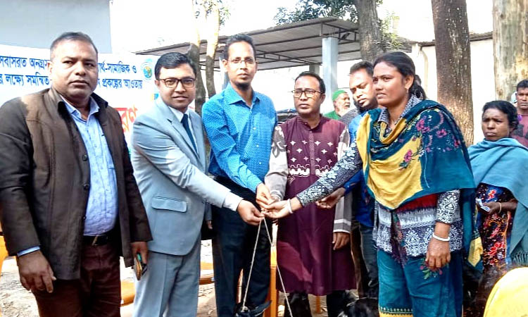 হিলিতে ক্ষুদ্র নৃগোষ্ঠীর মাঝে ছাগল ও উপকরণ বিতরণ