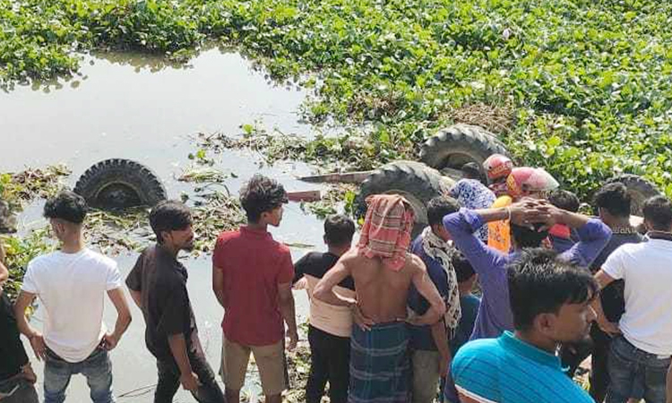 কুমিল্লায় ট্রলি উল্টে নদীতে পড়ে ৩ নারী নিহত
