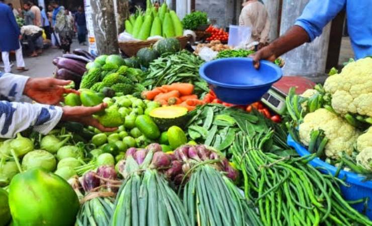 পণ্যের দাম বাড়ায় মেলে না সংসারের হিসাব