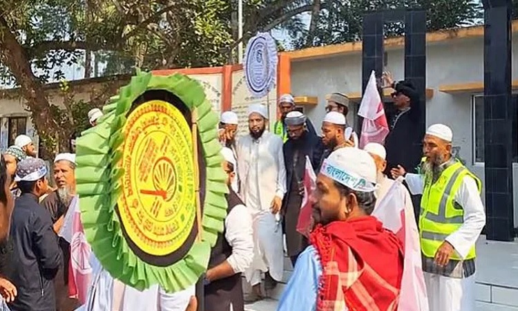 শহীদ মিনারে জুতা পায়ে ইসলামী আন্দোলনের প্রার্থীসহ নেতাকর্মীরা