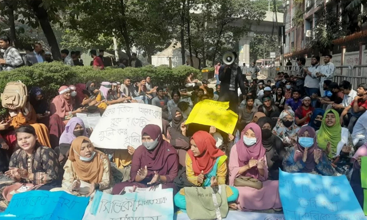 রাত পেরিয়ে আজও সাত কলেজ শিক্ষার্থীদের কর্মসূচি অব্যাহত