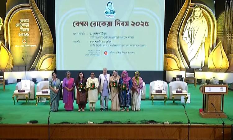 বেগম রোকেয়া পদক তুলে দিলেন প্রধান উপদেষ্টা