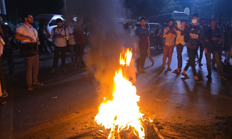 সোনারগাঁ হোটেল মোড় অবরোধ করেছেন মোবাইল ফোন ব্যবসায়ীরা