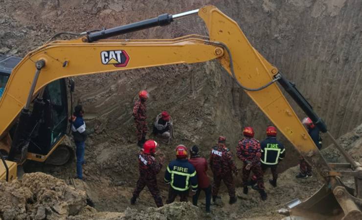 রাত পেরিয়ে সকালেও উদ্ধার হয়নি নলকূপে পড়ে যাওয়া শিশু