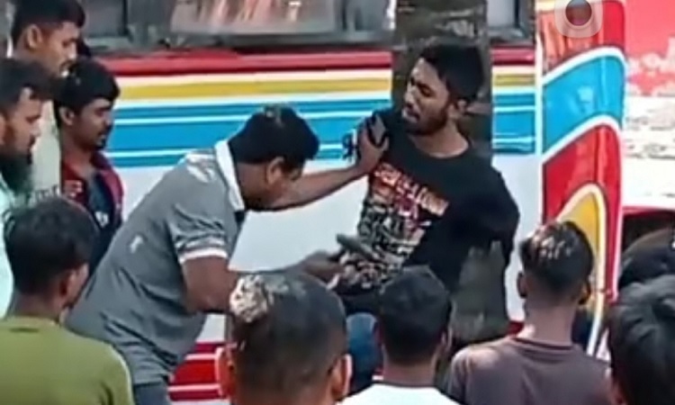 চুরির অভিযোগে যুবককে গাছে বেঁধে হাতুড়িপেটা