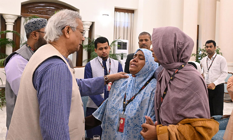 প্রধান উপদেষ্টার সঙ্গে গুলিবিদ্ধ ওসমান হাদির পরিবারের সাক্ষাৎ
