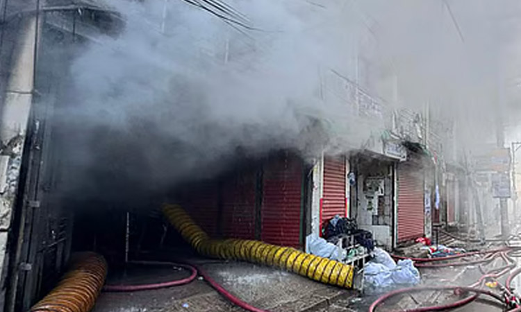 কেরানীগঞ্জের বহুতল ভবনের আগুন ১০ ঘণ্টায়ও নিয়ন্ত্রণে আসেনি
