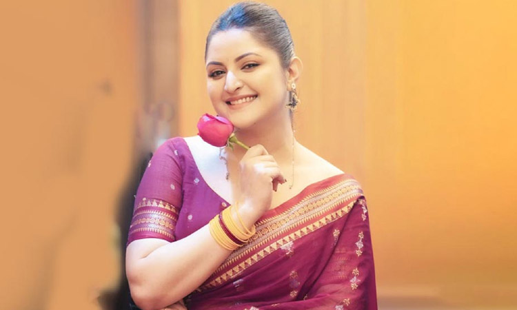 নতুন বছরে ‘গোলাপ’ উপহার দিবেন পরীমণি