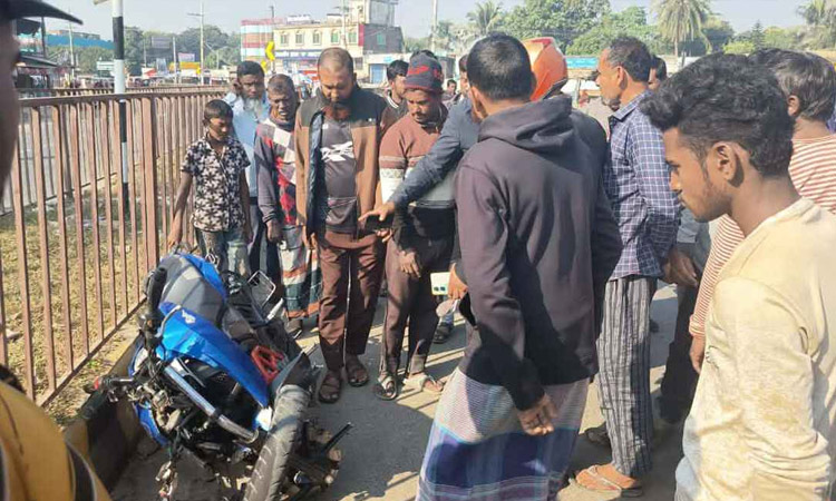 দ্রুতগতির মোটরসাইকেল নিয়ন্ত্রণ হারিয়ে স্কুলছাত্র নিহত