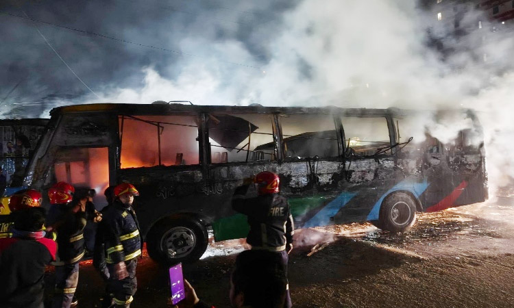 ডেমরায় যাত্রীবাহী বাসে আগুন