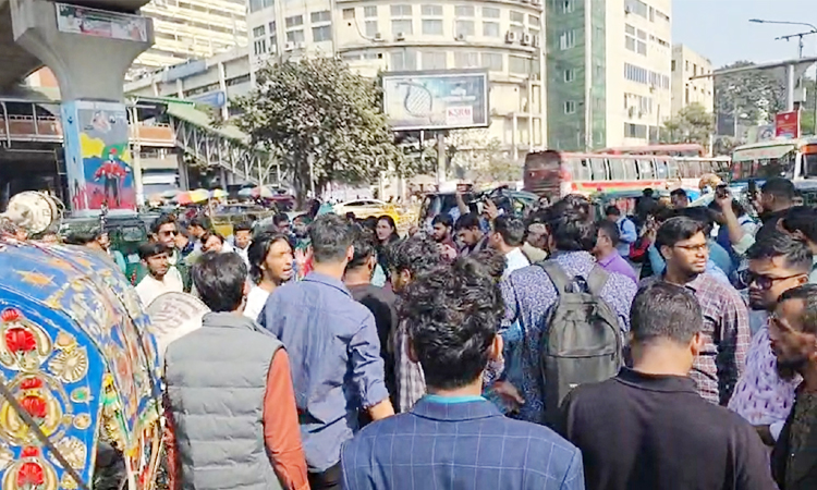 স্বরাষ্ট্র উপদেষ্টার পদত্যাগের দাবিতে শাহবাগ অবরোধ