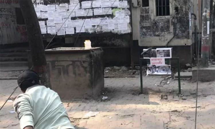 রাজাকারদের ছবিতে জুতা নিক্ষেপ করে জবিতে ঘৃণা প্রদর্শন