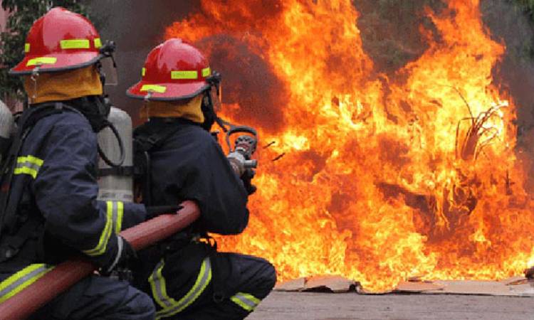 চট্টগ্রামের চকবাজারে বহুতল ভবনে আগুন