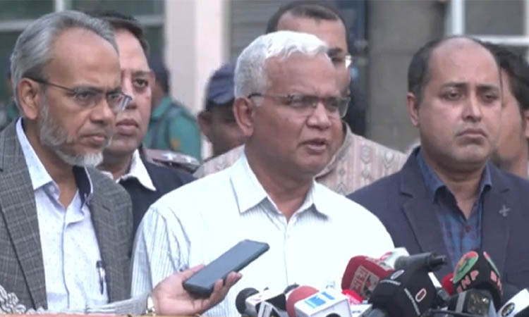 ‘খালেদা জিয়ার শারীরিক অবস্থা স্থিতিশীল, নিতে পারছেন চিকিৎসা’