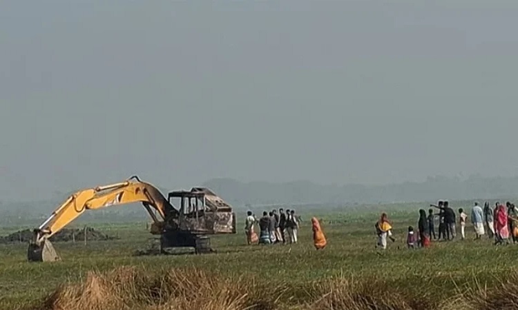 কৃষি জমিতে পুকুর খননে বাধা দেওয়ায় এক্সকাভেটর চাপা দিয়ে কৃষককে হত্যা