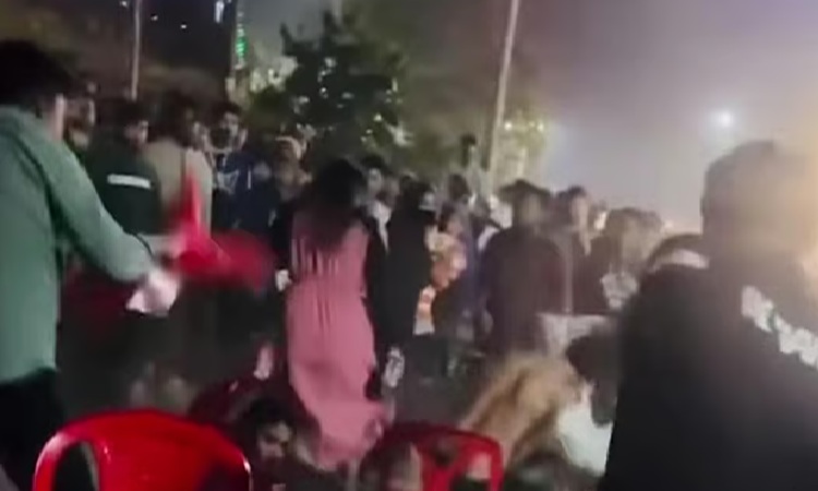 মেলায় দুই নারীকে চেয়ার দিয়ে বেধড়ক পেটালেন যুবক, ভিডিও ভাইরাল