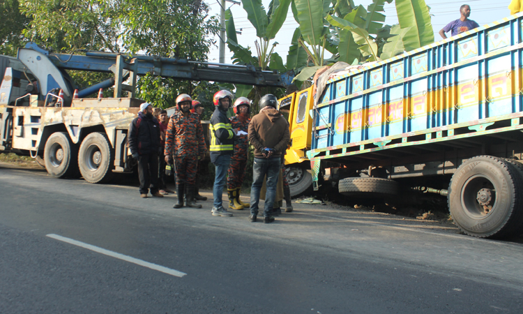 রাজবাড়ীতে ট্রাক চাপায় যুবকের মৃত্যু, আহত ৭