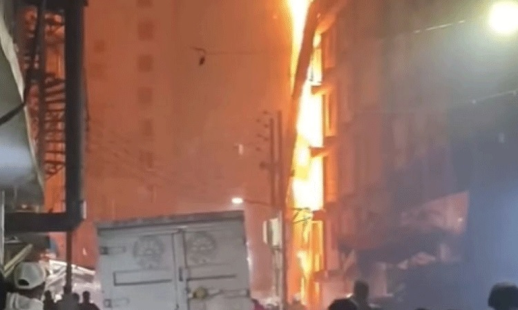 নিষেধাজ্ঞা সত্ত্বেও আতশবাজি, মিরপুরে ফানুস থেকে ভবনে আগুন