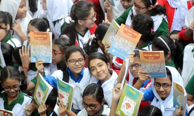 বছরের প্রথম দিনে নতুন বই পাচ্ছে শিক্ষার্থীরা