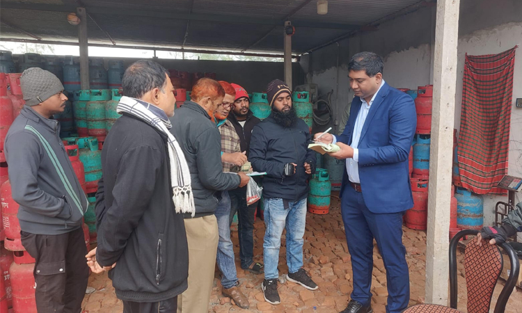 টাঙ্গাইলে গ্যাস সিলিন্ডার ব্যাবসায়ীকে ২ লাখ টাকা জরিমানা