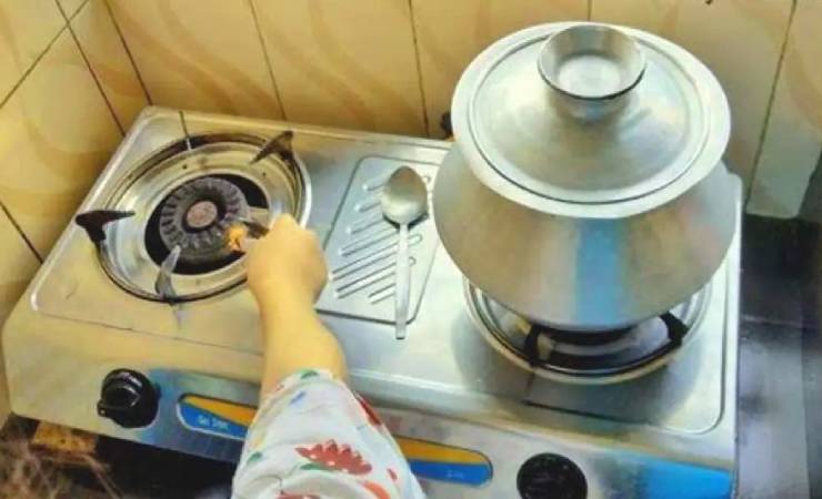 বাসায় চুলা জ্বলছে না ৩ দিন, জীবন যাচ্ছে শুকনো খাবারে