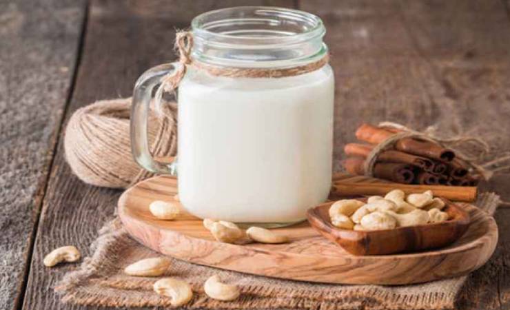 দুধ ও কাজু বাদাম খেলে যেসব উপকার মিলে
