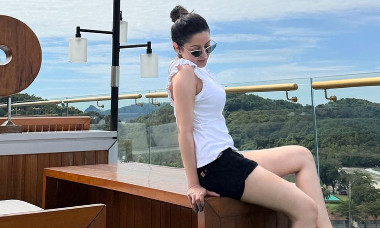 হাফ প্যান্ট পড়া পরীমণির ‘শীত নাই’