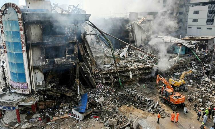 পাকিস্তানে এক দোকান থেকে ৩০ জনের অগ্নিদগ্ধ মরদেহ উদ্ধার