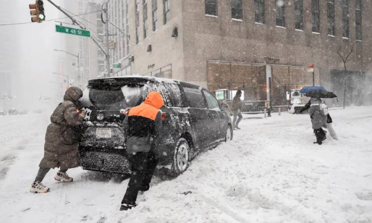 তীব্র তুষারঝড়ে যুক্তরাষ্ট্রে ১৮ জনের মৃত্যু, জরুরি অবস্থা জারি