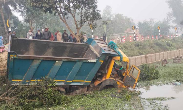 নওগাঁয় ড্রামট্রাক চাপায় ঝরল ৫ প্রাণ