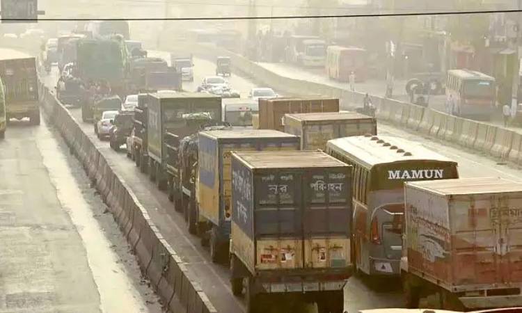 সাতসকালে ঢাকা-চট্টগ্রাম মহাসড়কে ৯ কিলোমিটার যানজট