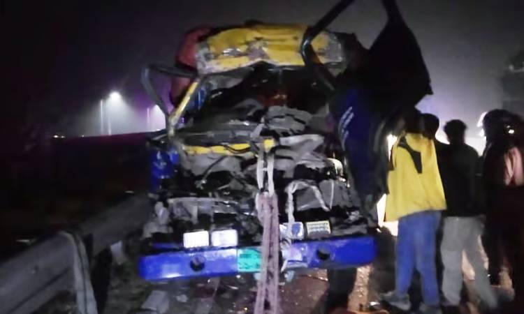 মুন্সিগঞ্জে সড়ক দুর্ঘটনায় পিকআপ চালক-হেলপার নিহত