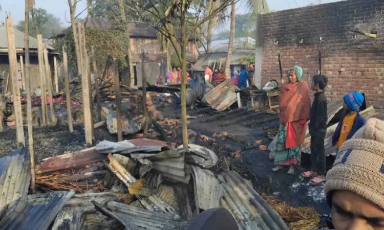 গুরুদাসপুরে বসতবাড়িতে অগ্নিকাণ্ডে মা-মেয়ের মৃত্যু