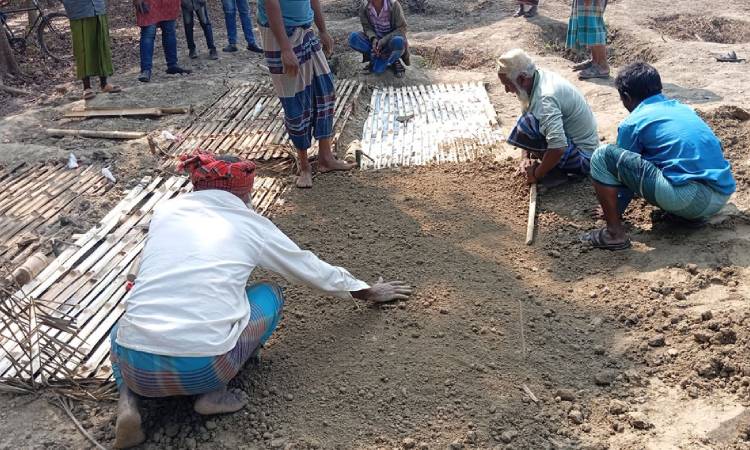 দৌলতপুরে মোটরসাইকেল দুর্ঘটনায় নিহত ৩ বন্ধু সমাহিত হলো পাশাপাশি কবরে