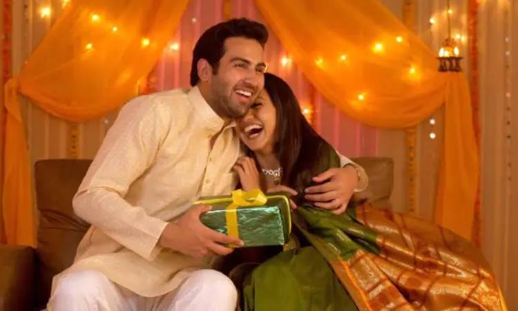 ভালোবাসা দিবসে ভেবেচিন্তে উপহার দিন